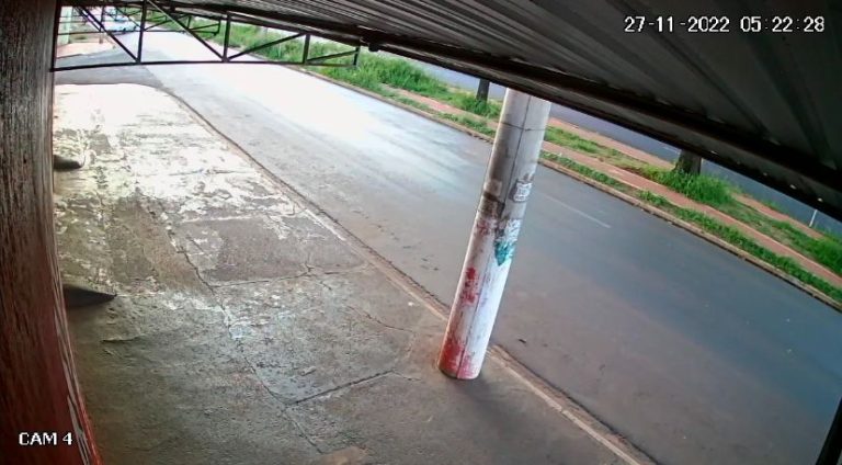 Vídeo | Motorista perde o controle e carro colide contra poste na zona Norte de Ribeirão Preto