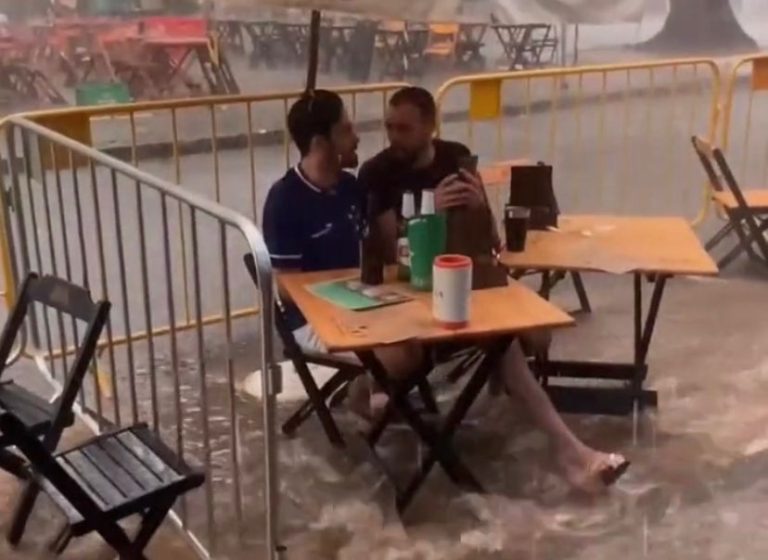 Vídeo de amigos bebendo em bar durante temporal viraliza na internet