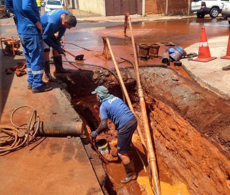 Adutora rompe e alguns bairros podem ter falta d’água na manhã de sábado(26).Saiba quais são