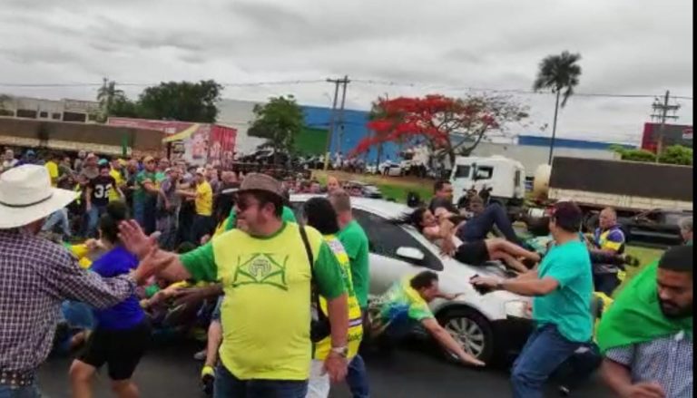 Tragédia anunciada: Carro fura bloqueio e atropela manifestantes em Mirassol. Veja o vídeo