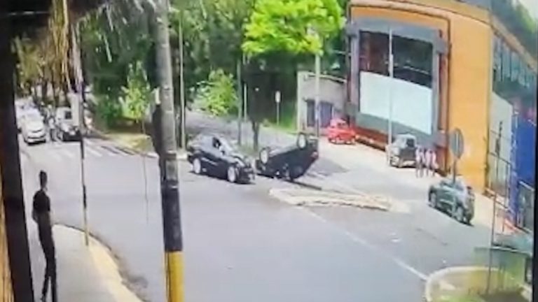 Veja o vídeo de um capotamento na colisão entre dois veículos na Francisco Junqueira