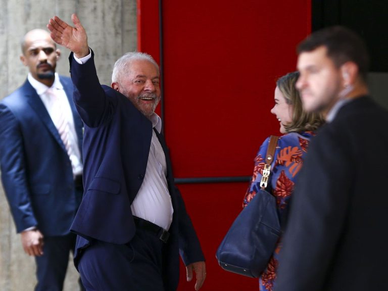 Equipe de Lula avalia bolsa universal no ensino médio