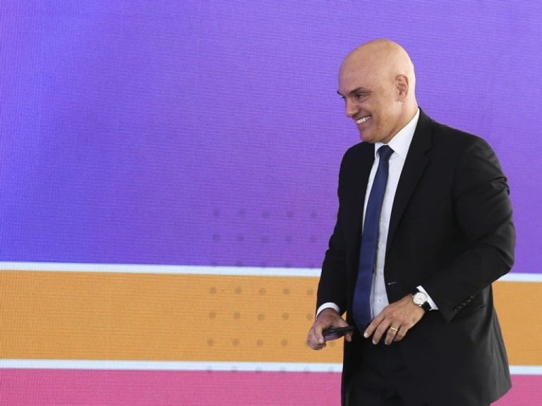 Alexandre de Moraes manda PM desbloquear ruas perto de quartel e multa organizadores