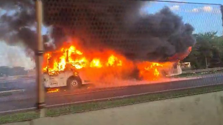 Vídeo: Ônibus pega fogo e causa congestionamento na Rodovia Anhanguera