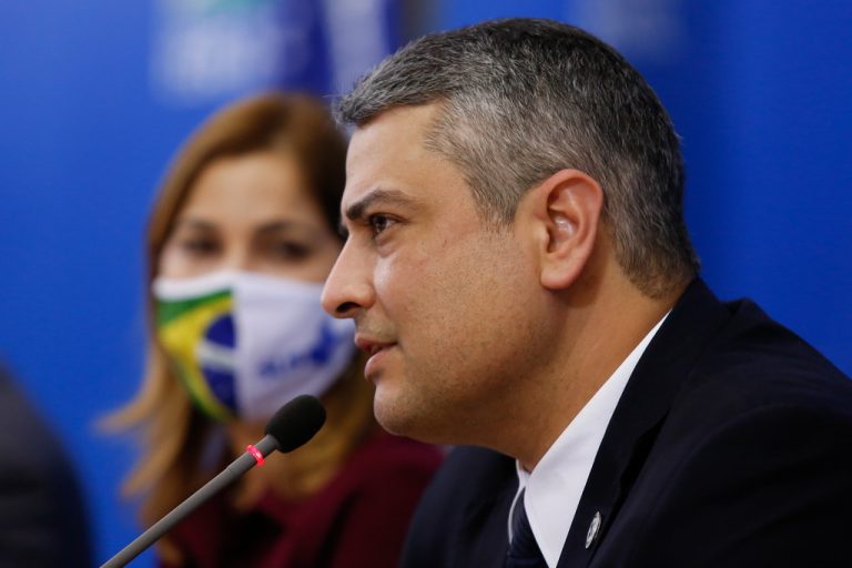 Médico que assinou nota com informação falsa sobre vacina é exonerado por Bolsonaro; motivo não foi divulgado