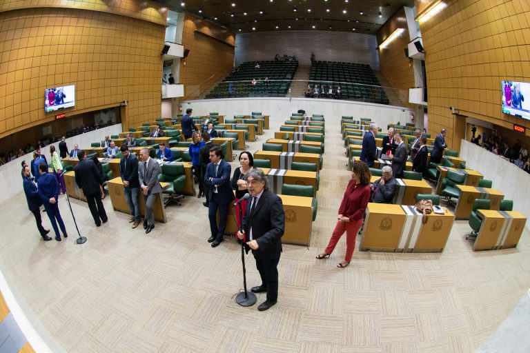 Boas festas: Deputados paulistas aumentam seus próprios salários. Veja quanto vão ganhar