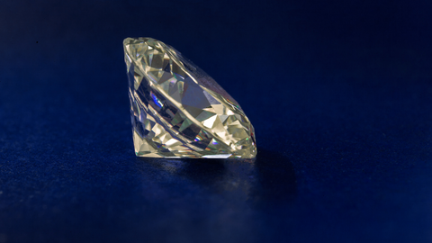 Joalheria é condenada a indenizar funcionária submetida a medições corporais