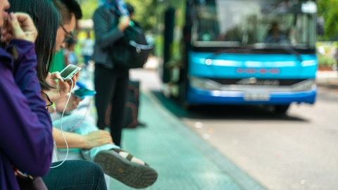Empresa é punida com rescisão indireta após não pagar ajuste de vale-transporte para trabalhadora