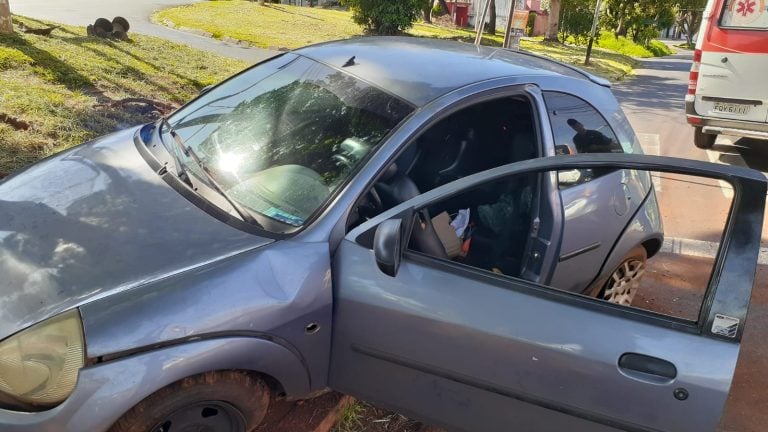Motorista perde o controle da direção, bate e quase destrói  um  semáforo  em Ribeirão