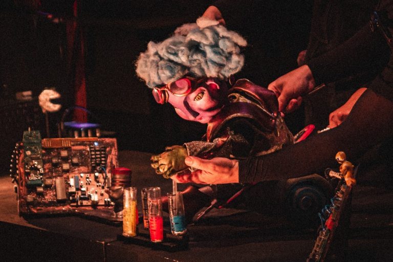 Sobras, restos e objetos de descartes criam o espetáculo Mundo Sonha Mundo