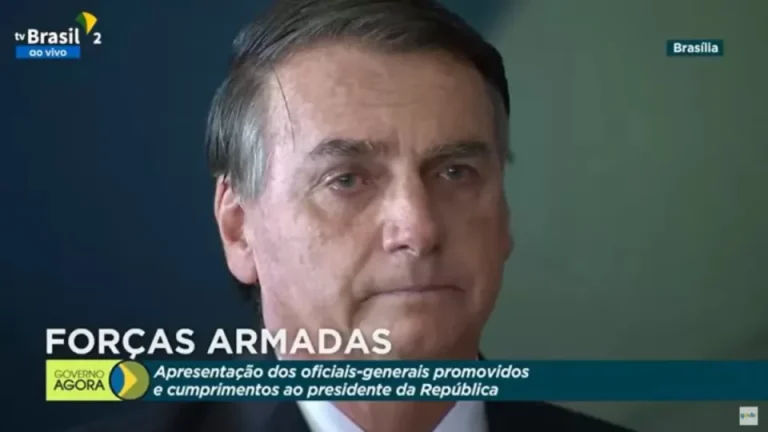 Bolsonaro chora durante evento militar em Brasília