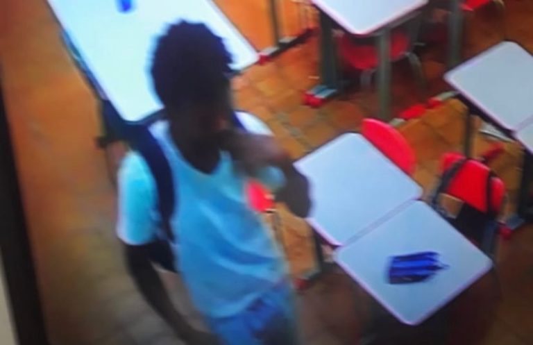 Vídeo | Câmera de segurança flagra suspeito furtando bolsa de professora em escola estadual