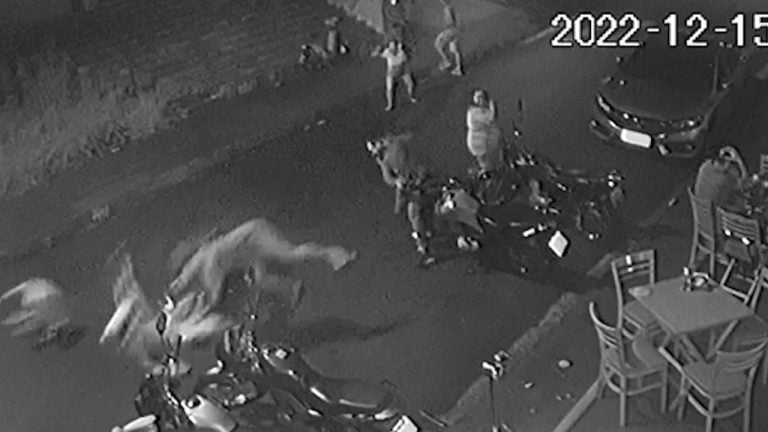 Atropelamento no centro da cidade causa ferimentos em mãe e filho. Veja as imagens