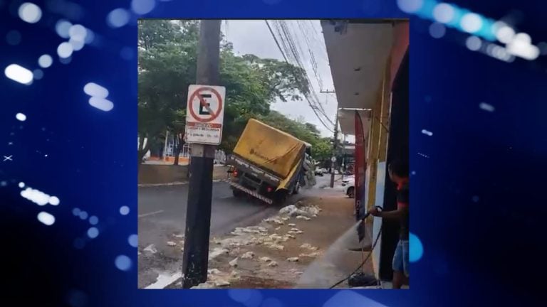 Veja o vídeo: Carga de feijão cai de caminhão e se espalha pela avenida Francisco Junqueira