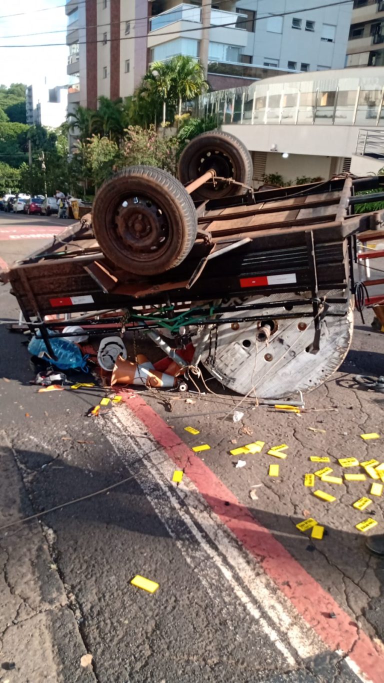 Carreta solta-se do engate e tomba na frente do Parque Raya