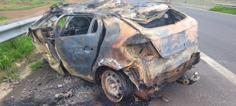 Colisão na Via Anhanguera provoca incêndio em carro. Vítima morre carbonizada