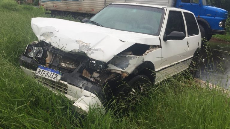 Carro e bate contra um caminhão da coleta de lixo em Ribeirão. Veja as imagens do resgate