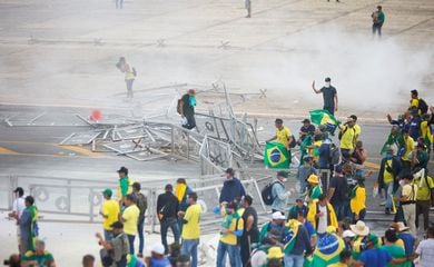 Crônica do caos anunciado: Manifestantes invadem Congresso, Planalto e STF