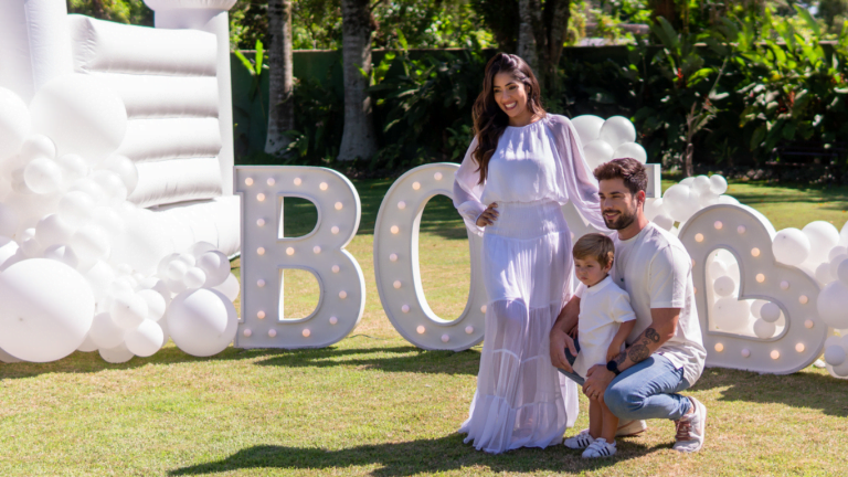 Apresentadores do Vale Demais revelam sexo de bebê ao vivo no SBT