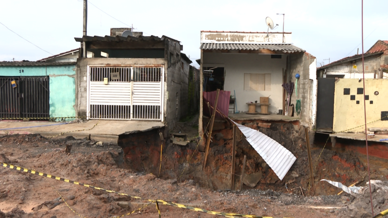Cratera aumenta com chuva forte e 14 casas são interditadas
