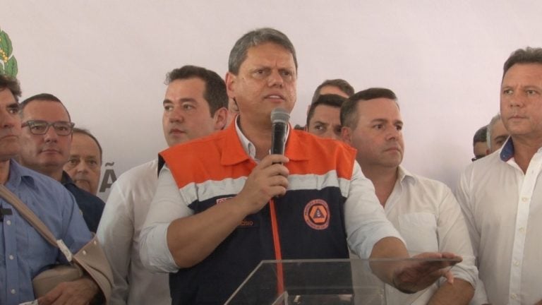 Visita oficial de Tarcísio foi marcada por entrega de viaturas, equipamentos de Defesa Civil e protestos de servidores da saúde