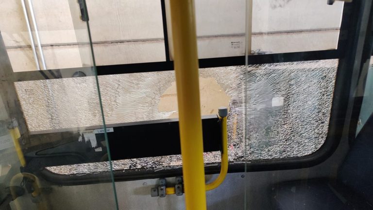 Novela que se repete: Vândalos que acompanhavam trenzinho jogam pedras em coletivos