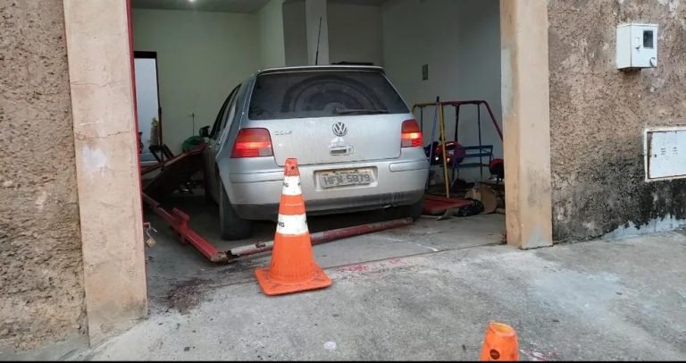 Homem arromba portão com carro, atira contra ex-namorada e atinge pescoço da vítima