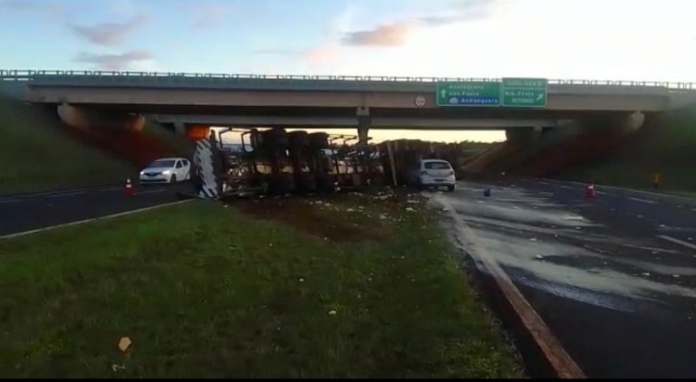 Anel Viário Sul segue interditado um dia após tombamento de caminhão