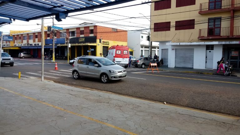 Semáforo desligado, por furto de fio, provoca acidente nos Campos Elíseos. Veja as imagens