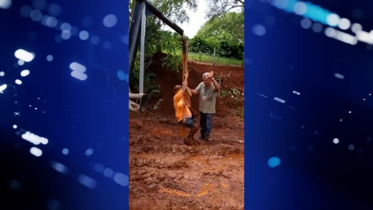 Veja o vídeo: Idosa é resgatada por trator, depois de cair em atoleiro, na zona rural de Brodowski