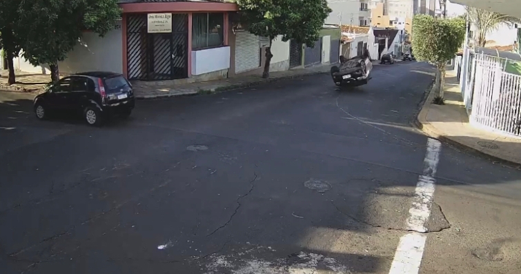 Vídeo | Carro avança sinalização e colisão resulta em capotamento na zona Leste de Ribeirão