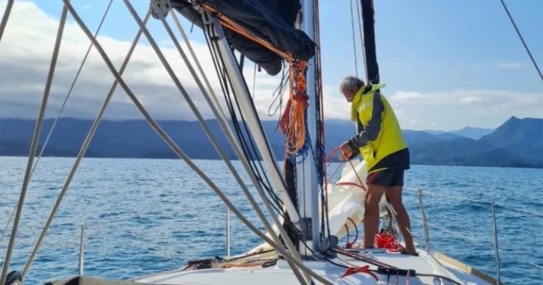 Professor aposentado da USP de Ribeirão Preto atravessa o Atlântico Sul a bordo de pequeno veleiro