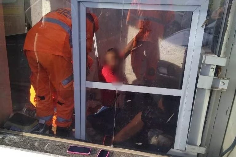 Elevador despenca de altura de sete metros após rompimento de cabo de aço; duas pessoas ficaram feridas