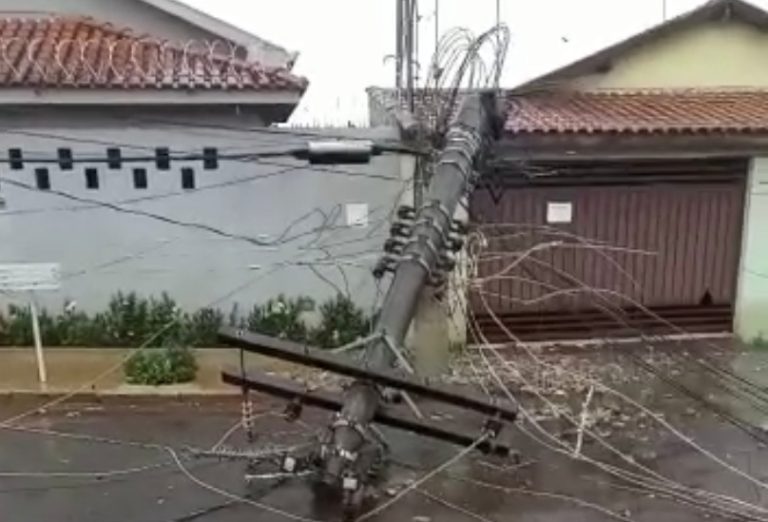 Imagens impressionantes | Morador registra queda de poste após tempestade em Jardinópolis
