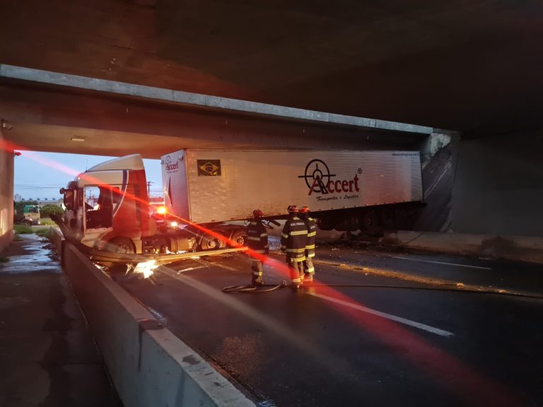 Vídeo | Carreta cai de viaduto na zona Leste e motorista de 33 anos é socorrido com ferimentos