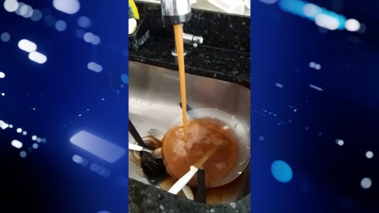 Vídeo | Após reparo em vazamento, esgoto invade tubulação e contamina água utilizada pela população na zona Oeste