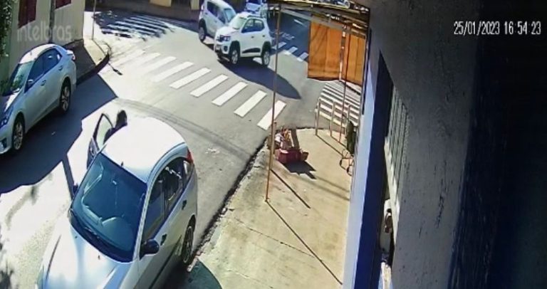 Vídeo | Colisão envolvendo dois carros deixa três feridos na zona Norte