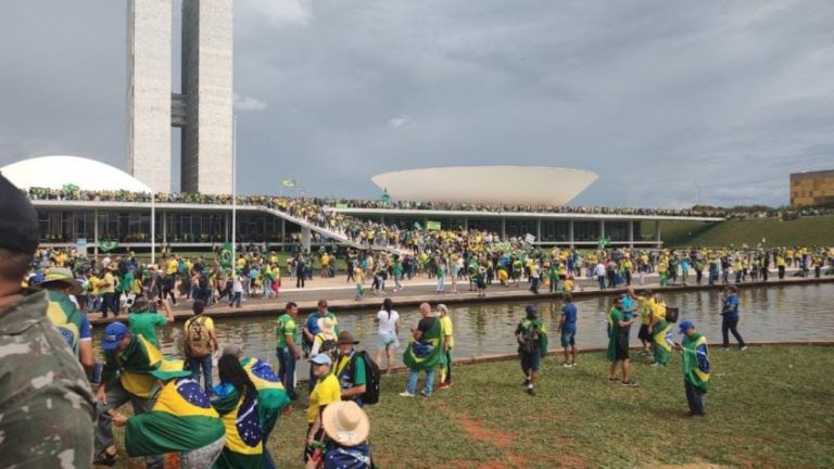 Manifestantes bolsonaristas invadem Congresso Nacional, Palácio do Planalto e STF