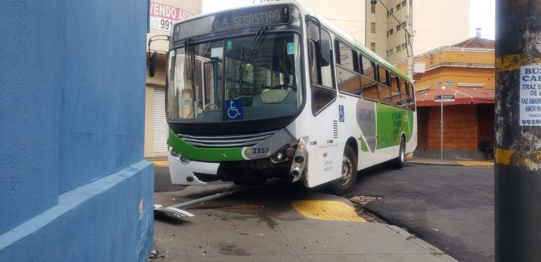 Colisão de carro com ônibus do transporte coletivo na região central de Ribeirão Preto