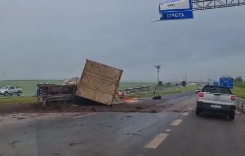 Duas carretas batem e Rodovia Anhanguera fica parcialmente interditada perto do pedágio de São Simão