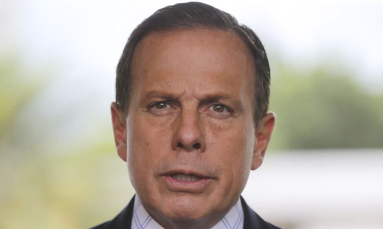Doria volta aos negócios, sem tirar o olho da política