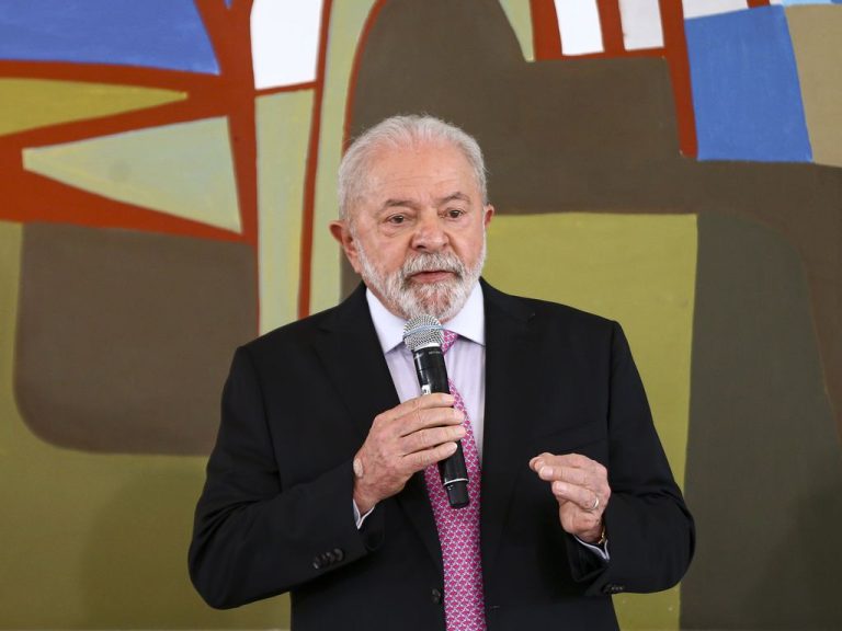 Lula exonera comandante do Planalto suspeito de envolvimento no 8/1