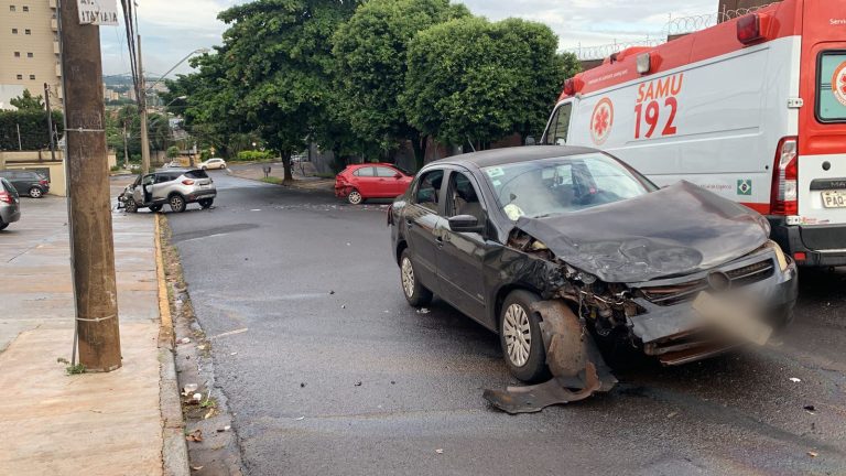 Avanço da sinalização resulta em acidente com três veículos em cruzamento da avenida Itatiaia
