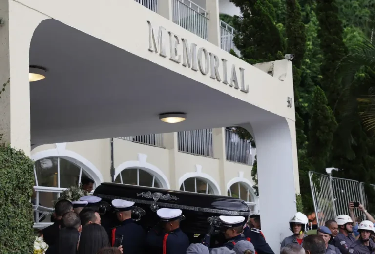 Cortejo do Rei Pelé chega ao cemitério em Santos
