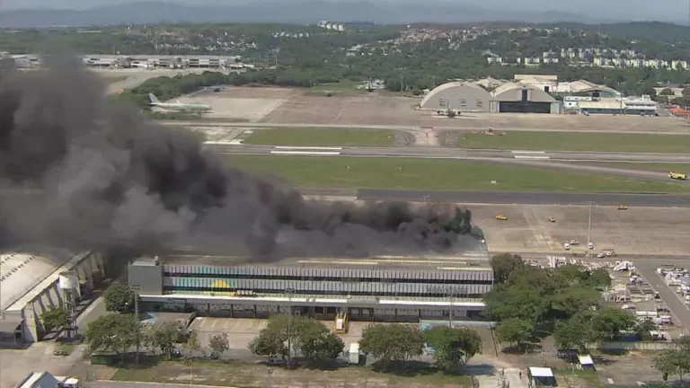 Incêndio em galpão no Aeroporto do Galeão atrasa voos no Rio