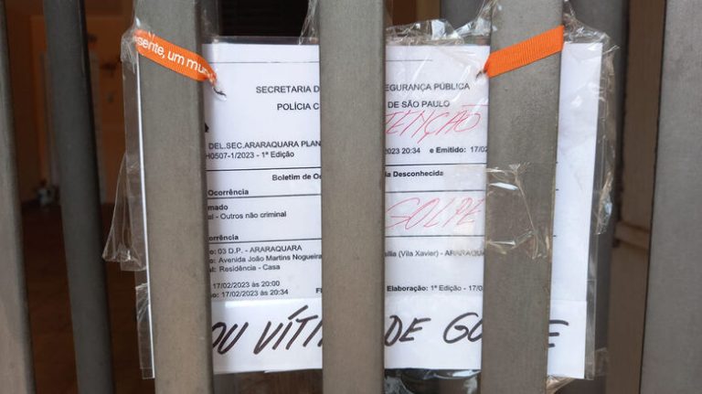 Mulher expõe boletim de ocorrência no portão de casa, avisando quem caiu em golpe pela internet