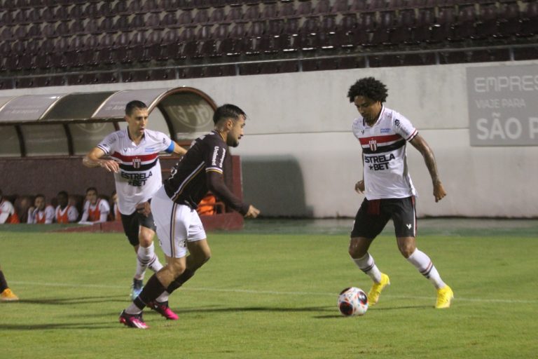 Botafogo quebra o tabu, vence a Ferroviária fora de casa e volta a sonhar com a classificação