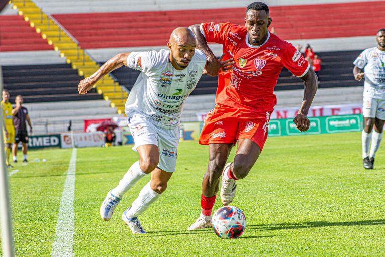 Comercial perde no Santa Cruz e sai da zona de classificação