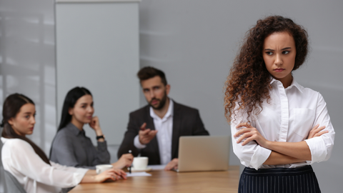 Varejista deve indenizar funcionária por discriminação racial