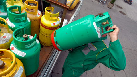 Trabalhador que teve a mão lesionada por queda de cilindro de gás é indenizado